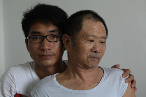 母親去世，繼父癱瘓，剛通過天津農學院專升本考試的劉偉邊讀書邊照顧父親，用23歲的肩膀扛起父親的下半生