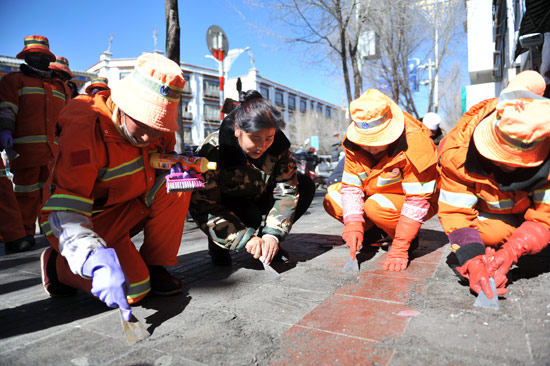尼瑪潘多和同事清理路面