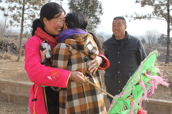 2012年，張璋重返下盤石村，與村民大娘緊緊擁抱 張璋供圖