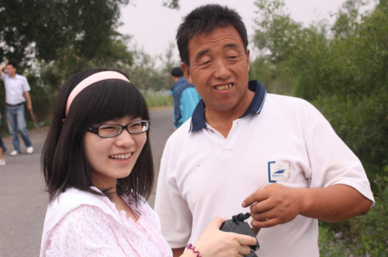 2011年，張璋（左）在下盤石村與村民大叔在一起  張璋供圖
