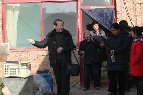 圖：李天福深入農戶送溫暖。