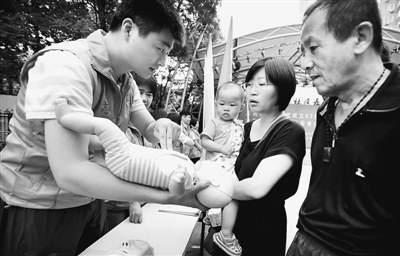 来自北京市红十字会的志愿者到社区为居民讲解婴幼儿安全护理知识。
方 非摄