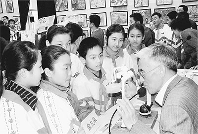 “北京榜样”——金九皋给小学生讲发明故事。
首都文明办供图
