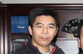 中國國際問題研究院國際戰略研究所副所長   羅來軍：中央經濟工作會議經濟部署凸顯兩大特點：“穩”“新”>>詳細　　之所以特別強調“穩”，是因為我國當前處於特殊而復雜的國際國內局勢之中。就國際形勢而言，全球經濟增長乏力，貿易投資出現萎縮，地方保護主義不斷抬頭，國際金融形勢多變，區域合作與全球合作遭遇阻力。就國內形勢而言，我國經濟運行仍存在不少突出矛盾和問題，產能過剩和需求結構升級矛盾突出，經濟增長內生動力不足，金融風險有所積聚，部分地區經濟轉型困難增多等。無論國際形勢還是國內形勢，均要求我們必須要“穩”。隻要經濟和社會能夠平穩，就為大改革、大發展、大進步奠定了堅實根基。
